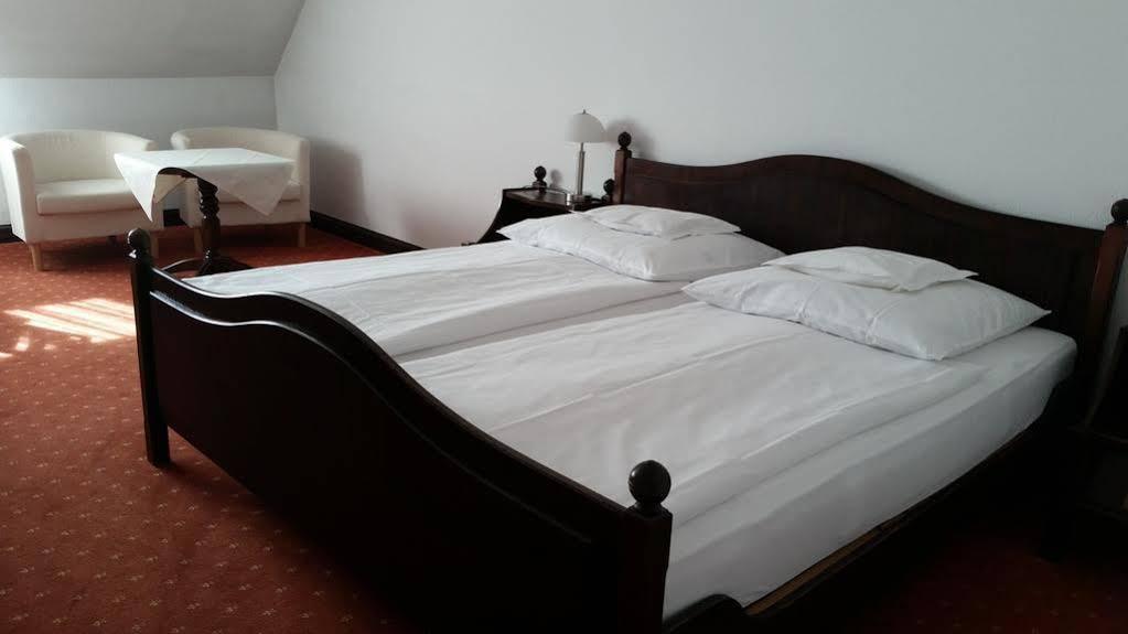 Hotel Zur Traube Moglingen エクステリア 写真