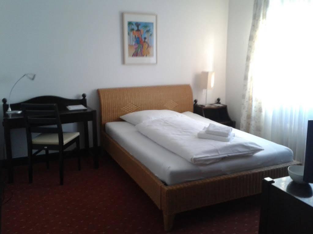 Hotel Zur Traube Moglingen エクステリア 写真
