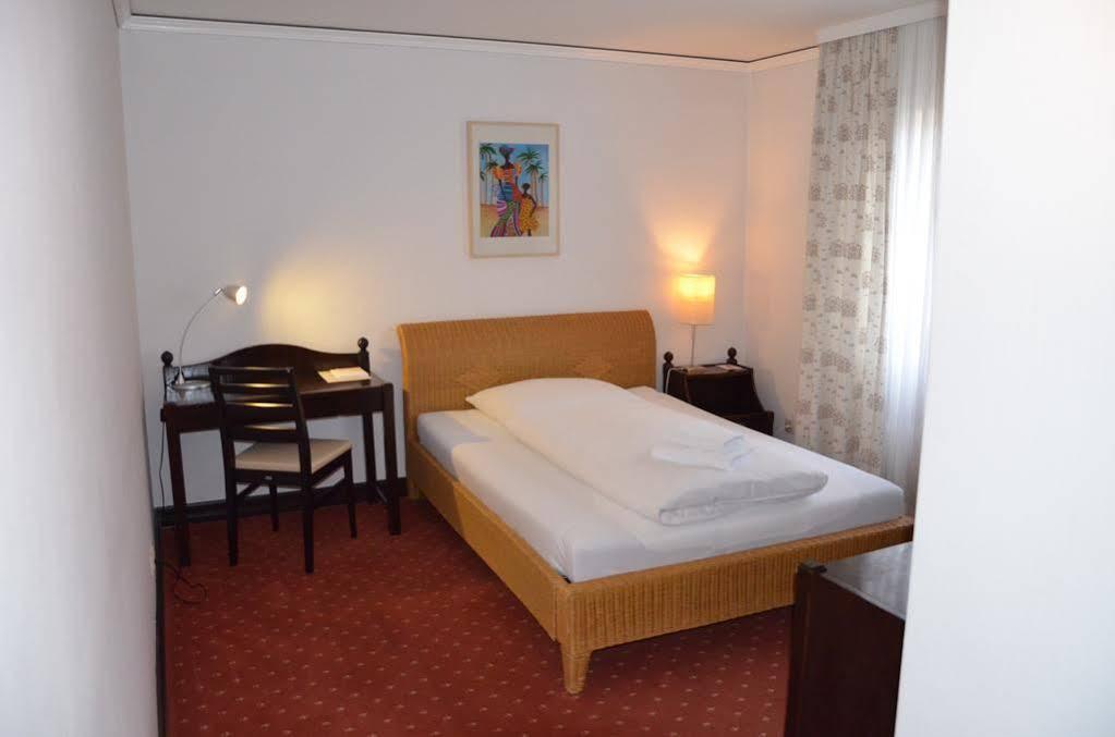 Hotel Zur Traube Moglingen エクステリア 写真